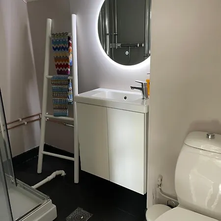 Small With 4 Bedrooms Close To Apartment *